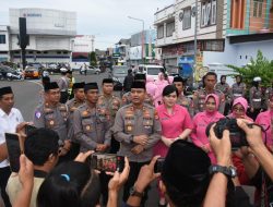 Kapolres Bulukumba Borong Semua Takjil di Bundaran Pinisi untuk Dibagikan Gratis