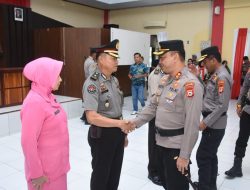 Dua Personel Polres Bulukumba Terima Kenaikan Pangkat Pengabdian